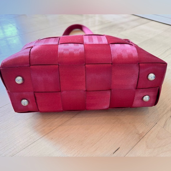 Harvey’s Seatbelt Tote Bag - Picture 4 of 6